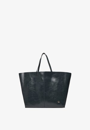 Czarna skórzana torba typu tote z dwoma uchwytami, szerokim prostokątnym kształtem oraz małym metalowym logo w dolnym prawym rogu.