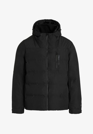 Zwarte pufferjack met hoge kraag en capuchon, met een rits aan de voorkant en een borstzak met rits, gemaakt van een glad, geïsoleerd materiaal.