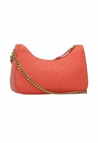 Sac à main corail-orange avec logo en relief, présentant une forme incurvée, un matériau texturé et une bandoulière chaîne couleur or. Fermeture éclair visible.