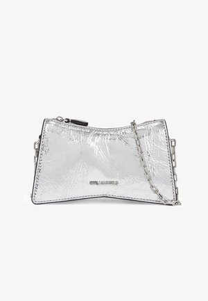 Glänzende silberne rechteckige Handtasche mit geknitterter Textur, Reißverschluss, Kettenriemen und "KARL LAGERFELD" Logo vorne.