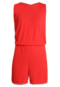 Czerwony kombinezon bez rękawów wykonany z miękkiego materiału z dopasowaną talią i krótkimi nogawkami. Zdobiony falowanym wykończeniem na dole, które dodaje tekstury.