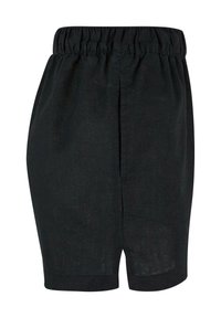 Shorts noirs jusqu'aux genoux avec taille élastique et couture centrale à l'avant, fabriqués en tissu léger.