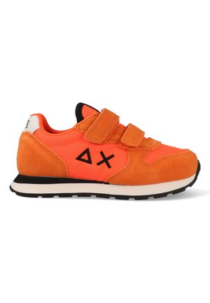 Fel oranje kindersneaker met twee klittenbanden, zwarte geometrische symbolen aan de zijkant, een wit hielstuk en een zwart profiel onder de zool.