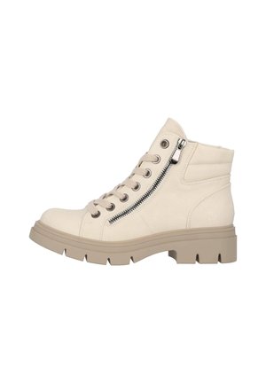 Des chaussures montantes beiges en daim doux avec un laçage à l'avant, une fermeture éclair latérale et une semelle épaisse en gomme, présentant une texture matelassée sur le col.