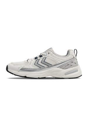 Hvid atletisk sneaker med grå og navy chevron-accenter, mesh paneler og en tyk polstret sål, vist fra siden på en hvid baggrund.