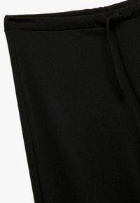 Sorte sweats med blødt, glat stof; har en snoretræk i taljen og lige ben uden lommer eller pynt.