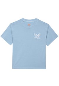 T-shirt bleu clair à manches courtes en coton, avec un design graphique blanc présentant des ailes et du texte sur le côté gauche de la poitrine. Encolure ronde.
