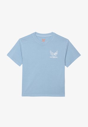 T-shirt bleu clair à manches courtes en coton, avec un design graphique blanc présentant des ailes et du texte sur le côté gauche de la poitrine. Encolure ronde.