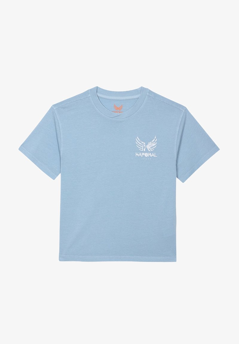 T-shirt bleu clair à manches courtes en coton, avec un design graphique blanc présentant des ailes et du texte sur le côté gauche de la poitrine. Encolure ronde.