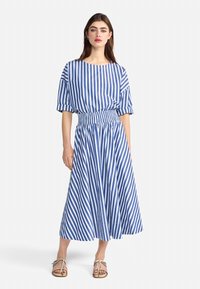 Abito midi a righe in blu e bianco. Presenta un colletto a barca, maniche corte, una vita elasticizzata e una gonna fluida e arricciata.