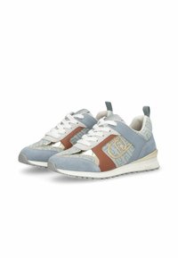 Baskets sportives en daim bleu, avec des accents brillants et un panneau latéral marron. Lacets blancs et doublure intérieure texturée. Design moderne.