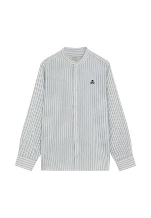 Camisa blanca de manga larga con delgadas rayas verticales azules, cierre de botones en el frente, cuello redondo y pequeño logo negro de calavera y huesos cruzados en el pecho.
