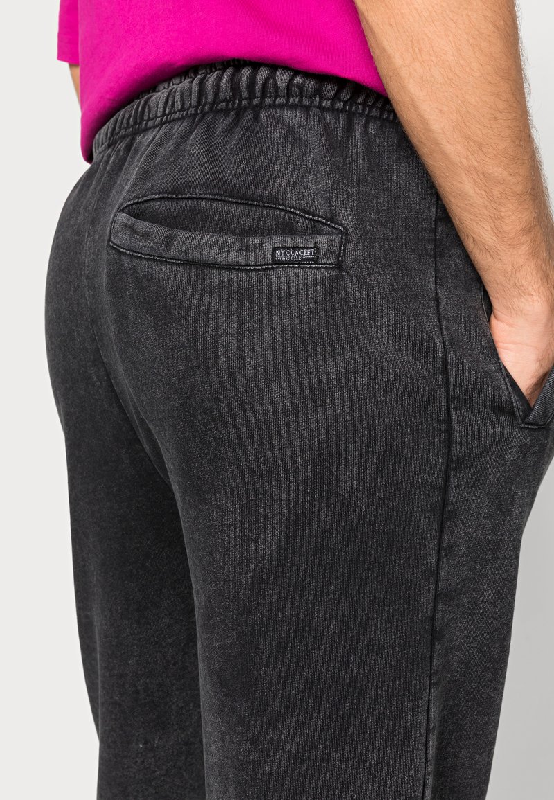 Herren Trainingsanzüge | NY CONCEPT WASHED STACK Jogginghose grey/grau - WC79379 Herren Trainingsanzüge | NY CONCEPT WASHED STACK Jogginghose grey/grau - WC79379