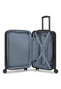 Valigia rigida nera con interno grigio, dotata di cinghie incrociate, tasche con zip e manico retrattile, posizionata su quattro ruote.