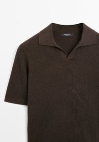 Dark brown short-sleeve knit polo shirt with a ribbed texture and open collar from the Massimo Dutti brand.