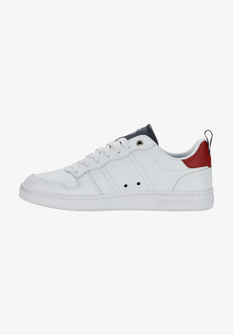 Weiße Leder-Sneaker mit Gummisohle, runder Spitze, grauem Zungenbereich, rotem Fersenakzent und flachen weißen Schnürsenkeln. Mit seitlichem Streifen-Detail und Belüftungsöffnungen.