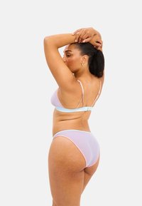 Lila bikini-set met een driehoekige beha met dunne bandjes en een bijpassende broek, afgewerkt met lichtblauwe en roze rand. Soepele textuur.