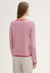 Damenpullover aus rosa Strick mit strukturiertem Muster, langen Ärmeln und rundem Halsausschnitt, mit gerippten Akzenten an den Bündchen und dem Saum.