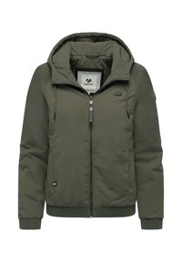 Giacca con cappuccio verde oliva con chiusura zip, polsini e orlo a coste, texture liscia e dettagli sottili sulla spalla. Interno foderato con etichetta.