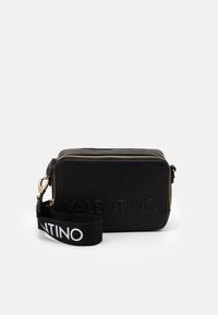 Sac crossbody en cuir noir avec le logo "VALENTINO" en relief, quincaillerie dorée et une bandoulière texturée noire arborant du texte logo blanc. Forme rectangulaire structurée.