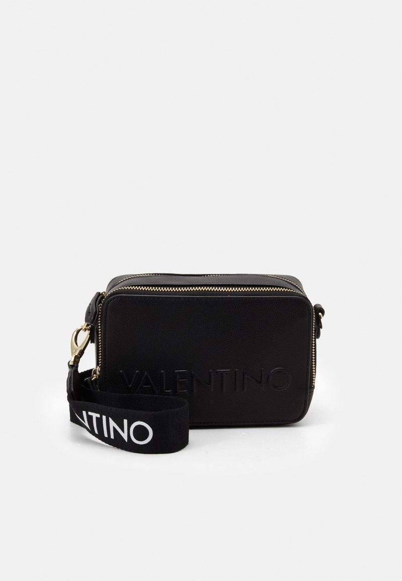 Sac crossbody en cuir noir avec le logo "VALENTINO" en relief, quincaillerie dorée et une bandoulière texturée noire arborant du texte logo blanc. Forme rectangulaire structurée.