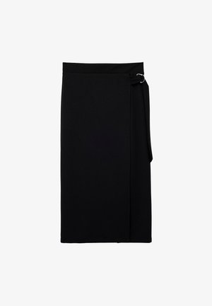 Falda negra de envoltura hecha de tela suave, con un anillo de acento plateado y un detalle de lazo lateral, corte recto y diseño de longitud media.