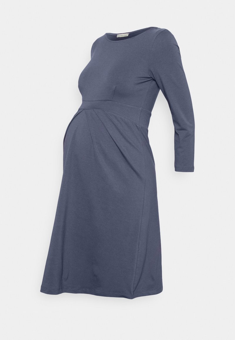 Vestido de maternidade em tecido azul escuro com mangas longas, corpete ajustado e detalhe plissado na cintura, oferecendo uma silhueta confortável.