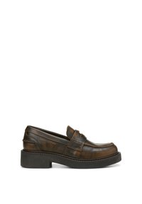Donkerbruine leren loafer met stevige zwarte zool en pennyriem detail, zijstiksels en een reliëf merknaam op het hielgedeelte.