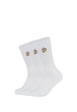 Trzy białe skarpetki za kostkę z prążkowaną fakturą, każda z małą haftowaną parującą filiżanką kawy blisko góry.