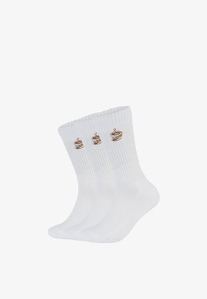 Drei weiße Crew-Socken mit gerippter Struktur, jeweils mit einer kleinen bestickten dampfenden Kaffeetasse in der Nähe des oberen Randes.