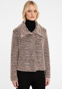 Strickpullover mit Struktur in Beige- und Grautönen, mit großem Kragen, vorderer Knopfverschluss und cropped Design mit langen Ärmeln.