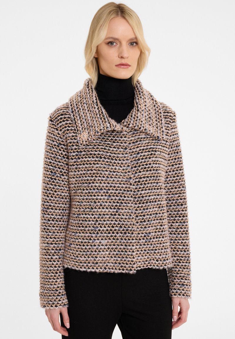 Strickpullover mit Struktur in Beige- und Grautönen, mit großem Kragen, vorderer Knopfverschluss und cropped Design mit langen Ärmeln.