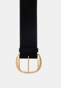 Zwarte leren riem met een glanzende gouden rechthoekige gesp met ronde hoeken. Gladde textuur met gestikte details langs de lengte.