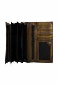 Billetera de cuero marrón con múltiples ranuras para tarjetas, compartimento con cremallera y un bolsillo de malla. Presenta un acabado texturizado y cierre a presión.