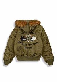 Oliwkowa kurtka bomber z brązowym futrzanym kapturem, czarny wyszywany wilk, czaszka, wąż oraz napis na plecach.