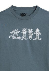Grå bomull t-shirt med en vit grafisk design av tecknade figurer på skateboard och surfbrädor. Rund hals, kort ärm.