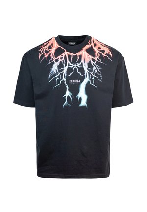 T-shirt nera in cotone con vivaci grafiche di fulmini rossi e blu sul collo, con "PHOBIA ARCHIVE" stampato al centro.