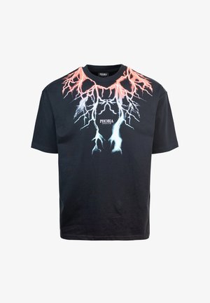 T-shirt nera in cotone con vivaci grafiche di fulmini rossi e blu sul collo, con "PHOBIA ARCHIVE" stampato al centro.