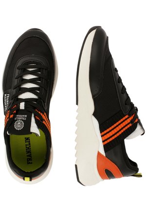 Czarno-pomarańczowe buty sportowe Franklin Marshall z białymi podeszwami, cholewka z siateczki i skóry, widziane z góry i z boku.