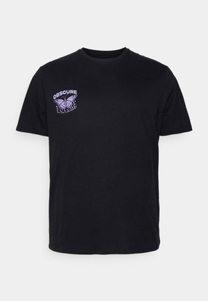 Schwarzes T-Shirt mit kurzen Ärmeln und einem Lavendel-Schmetterlingsmotiv sowie dem Text "OBSCURE FUTURE Fly like a butterfly" auf der linken Brust.