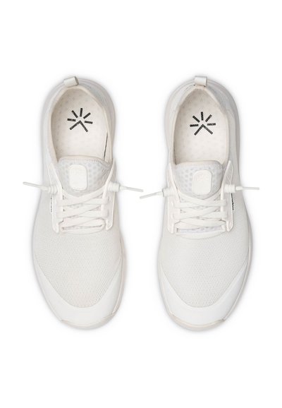 Paire de chaussures de sport blanches en maille avec lacets et languettes de tirage, vues de dessus sur un fond blanc.