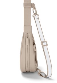 Borsa a tracolla beige con forma sottile e rettangolare, realizzata in materiale liscio. Presenta una tracolla con dettagli bianchi e una tasca con zip.