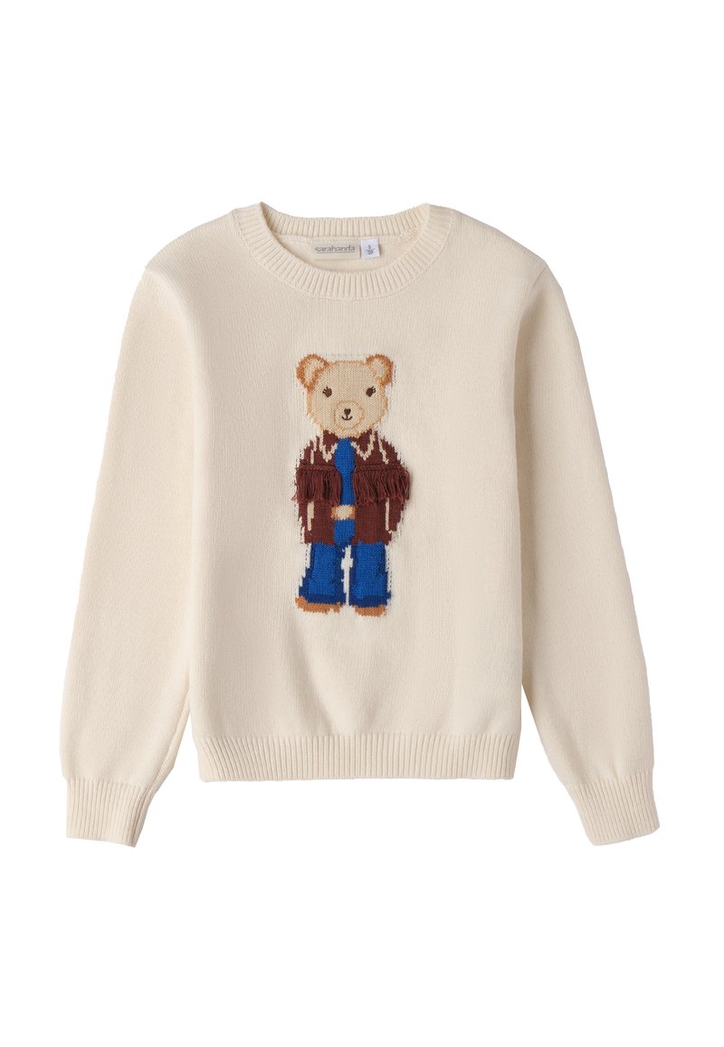 Crème-kleurige trui met een teddybeer motief gekleed in een bruine jas en blauwe broek, met gebreide textuur en geribde manchetten.
