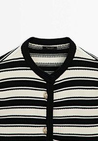 Cardigan tricoté à rayures horizontales noires et blanches avec bordure noire et boutons argentés, étiqueté Massimo Dutti.