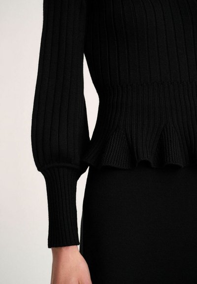 Schwarzer gerippter Strickpullover mit einem Peplum-Saum und engen Bündchen. Glatte Textur mit leichtem Glanz, die eine anliegende, taillierte Passform bietet.