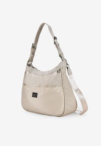 Borsa a spalla in nylon beige con una superficie liscia, tracolla regolabile, tasca frontale e dettagli in hardware argentato. Design compatto e arrotondato.