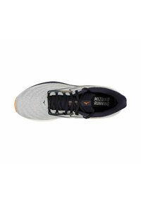 Chaussure de course avec une tige en maille grise, des lacets noirs et des accents orange sur la semelle ; forme élancée avec un col et une languette rembourrés.