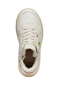 Witte sneaker met geperforeerde neus, beige zool, veters en rode accenten. Voorzien van een (rits)sluiting en een zachte voering voor comfort.