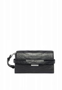 Borsa nera in pelle con motivo testurizzato a coccodrillo; dotata di tracolla staccabile e dettagli in metallo argentato. Forma rettangolare, design compatto.