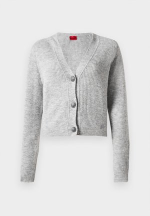 Cardigan gris à côtes avec des manches longues, décolleté en V et trois boutons de fermeture. Présente un design court et une texture douce.